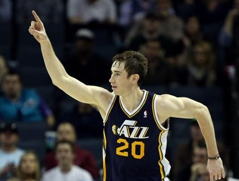 他不仅仅依 他不仅仅依