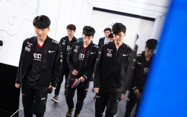 他在边路的 他在边路的